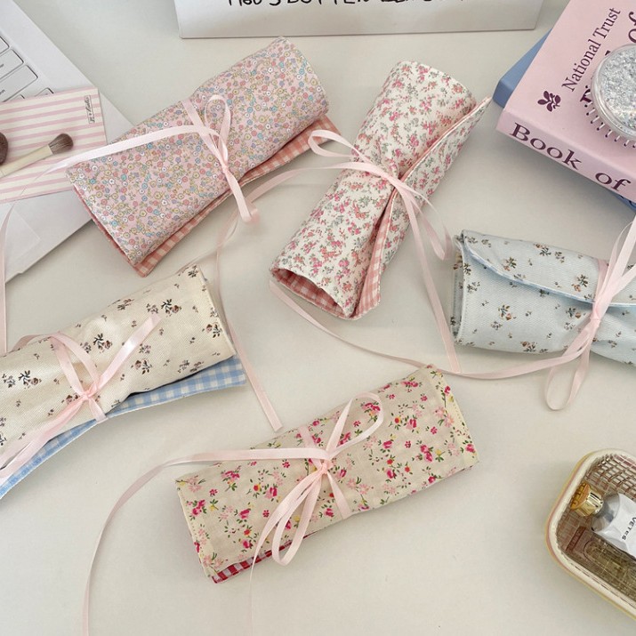 Travel Accessories Organizer Bag - コテージコア風の花柄メイクブラシ収納ロールバッグ、コットンリボンで結ぶ化粧品オーガナイザー、ブラシやペンを収納できる携帯用トラベルポーチ。