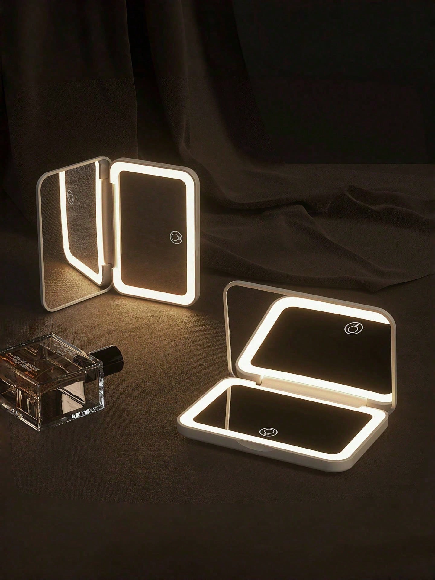 Travel Accessories As Gifts - タッチスクリーン付きLEDメイクアップミラー。3つの照明モード、折りたたみ式のポータブルスタンド、充電式バッテリー、3色の調光機能付き。旅行用のメイクアップミラーとしても使用でき、お母様やご友人への誕生日プレゼントにも最適です。
