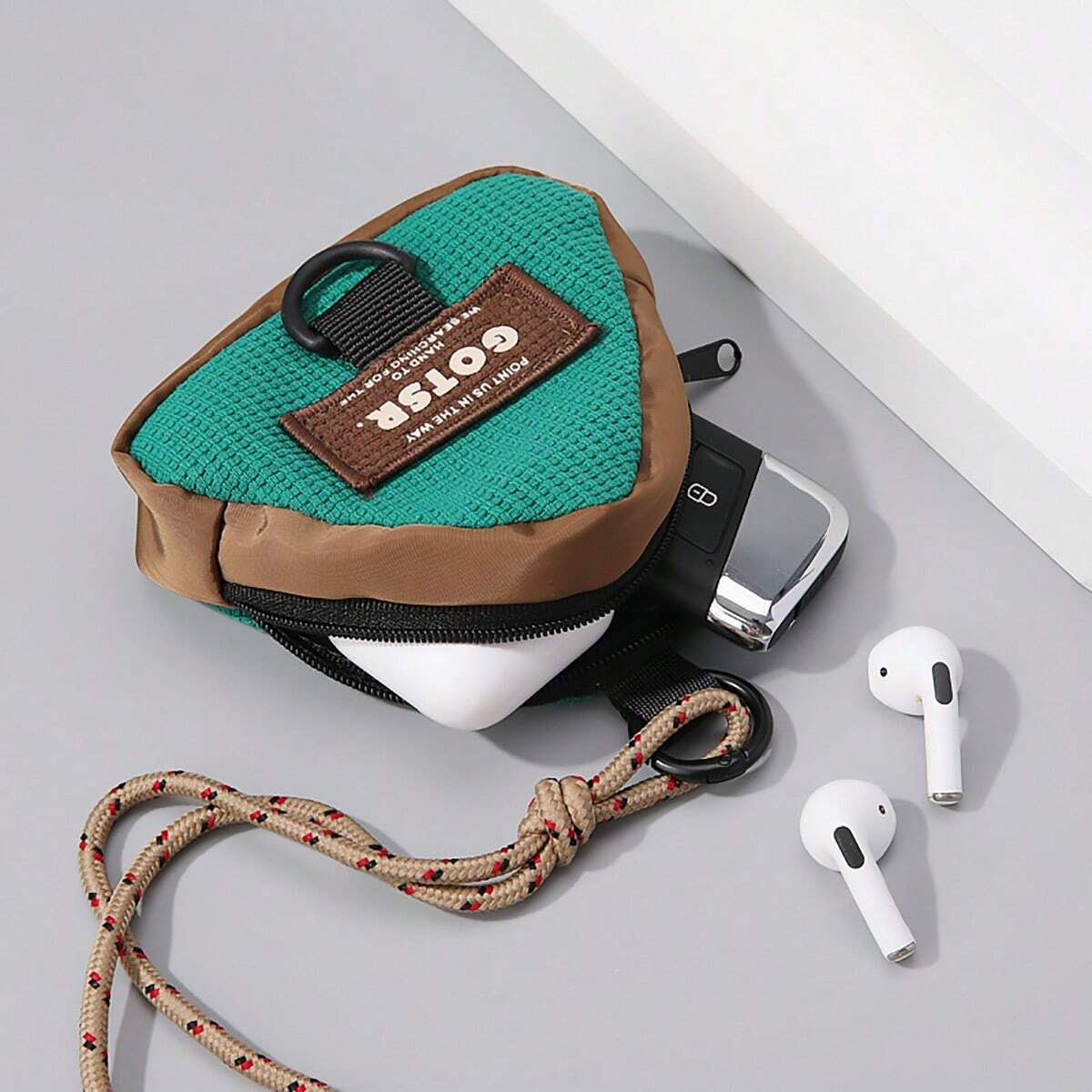 1個入り、持ち運び可能なミニ三角型収納バッグ。吊り下げ用の紐 - Travel Accessories Jewelry のレビューと価格